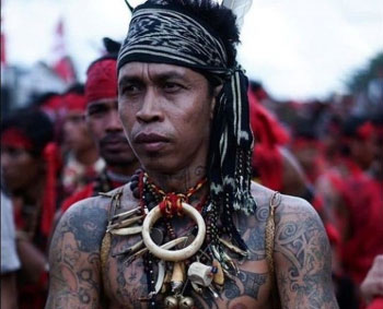 Suku Dayak Iban Tuangkan Warisan Adat Melalui Seni Tato