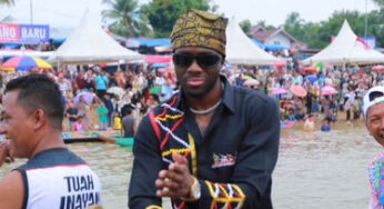 Melly Mike Pamer Tato Bergambar Garuda Pancasila di Kakinya