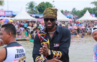 Melly Mike dan Tato Garuda Pancasila di Kakinya